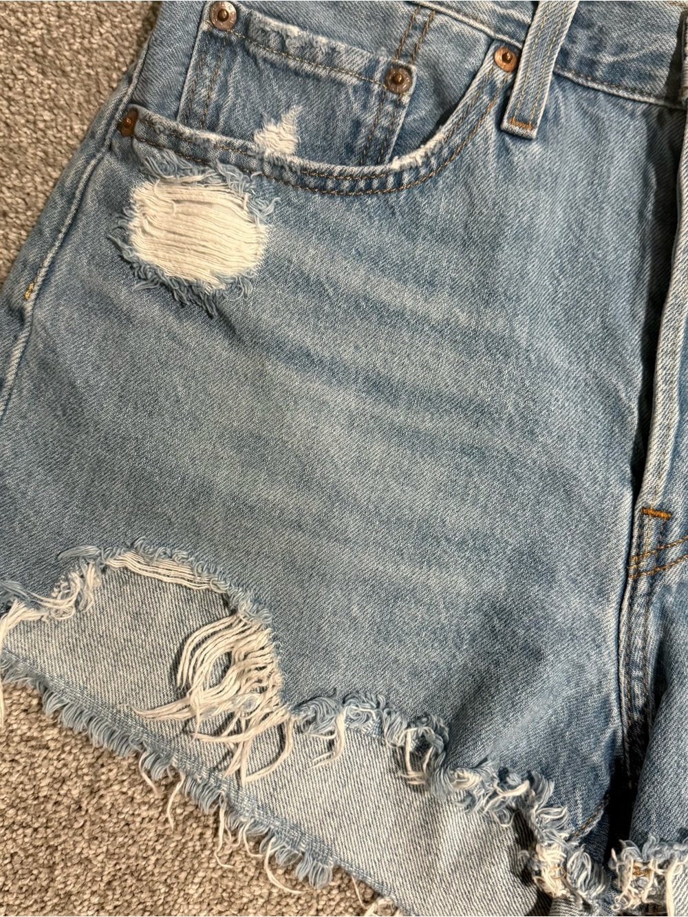 Levi's Light Wash Frayed Denim Cutoff Summer Shorts size 28 Excellent Condition - Picture 2 of 11